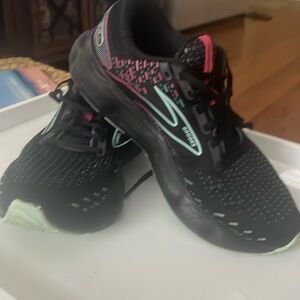 Brooks women’s sneaker